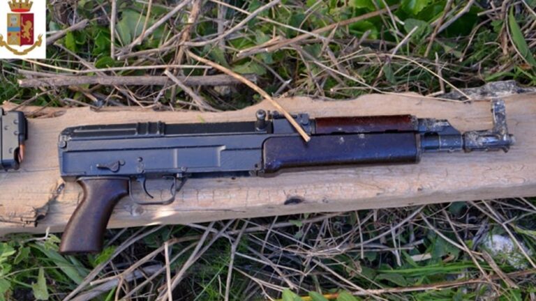 kalashnikov AK47 ritrovato Favara