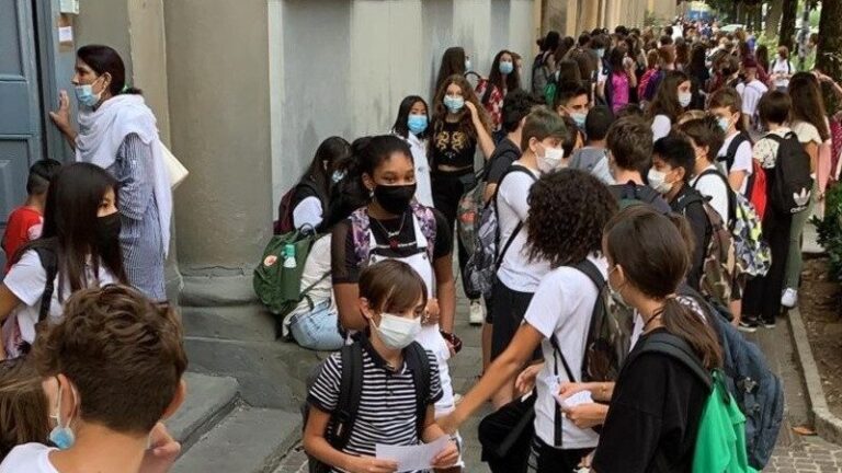 assembramenti alunni ingresso scuola