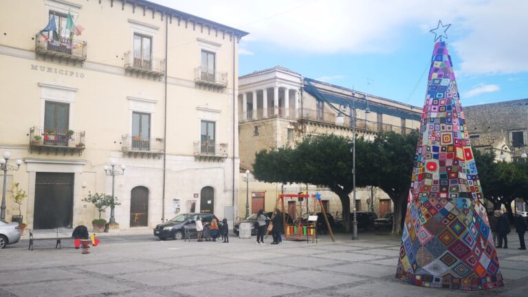 Piazza Cavour albero di Natale portone bruciato