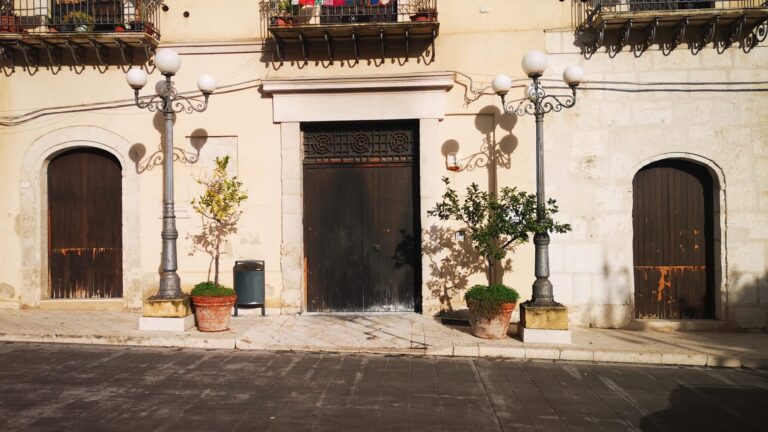 Portone Municipio di Favara Bruciato