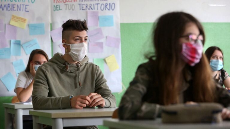 studenti scuola mascherine mascherina covid