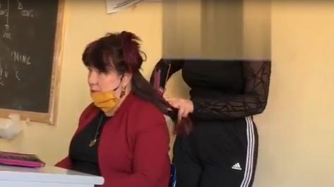 Ida Carmina capelli piastrati in classe
