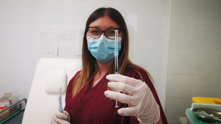 Infermiera Favara vaccino Covid Astrazeneca