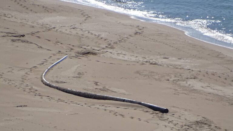 Tubo su spiaggia Mareamico