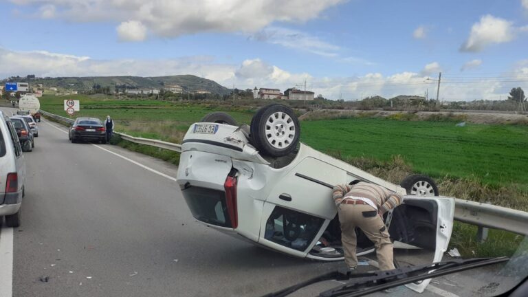 Auto ribaltata