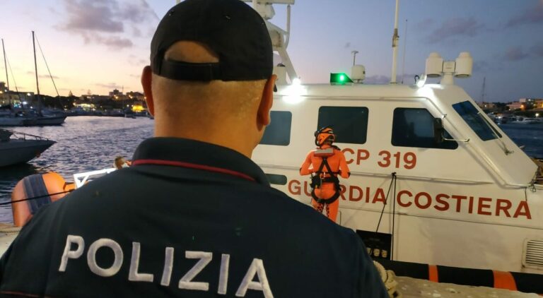 sbarchi, polizia e guardia costiera