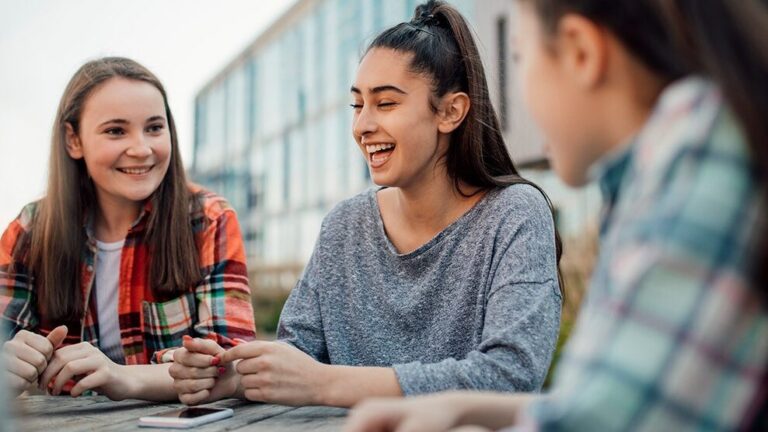 univesità ragazzi che chiacchierano voci
