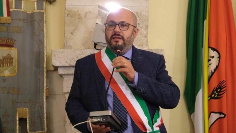 Antonio Palumbo sindaco in aula consiliare