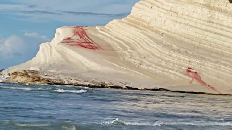 Scala dei Turchi di Realmonte imbrattata di vernice Rossa