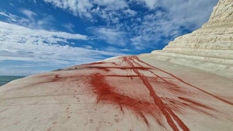 Scala dei Turchi di Realmonte imbrattata di vernice Rossa