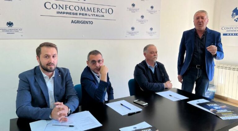 Incontro nella sede di Confcommercio - al tavolo Castellano Caruana e Antonio Giardina direttore Confcommercio