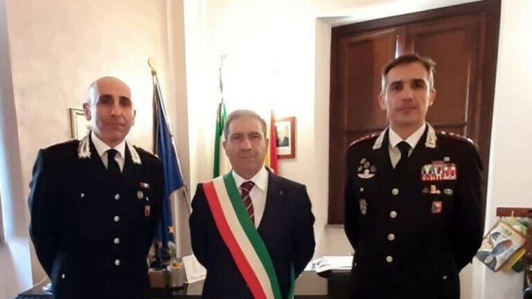 da sx capitano pacifico, sindaco vincenzo corbo, colonnello stingo-2