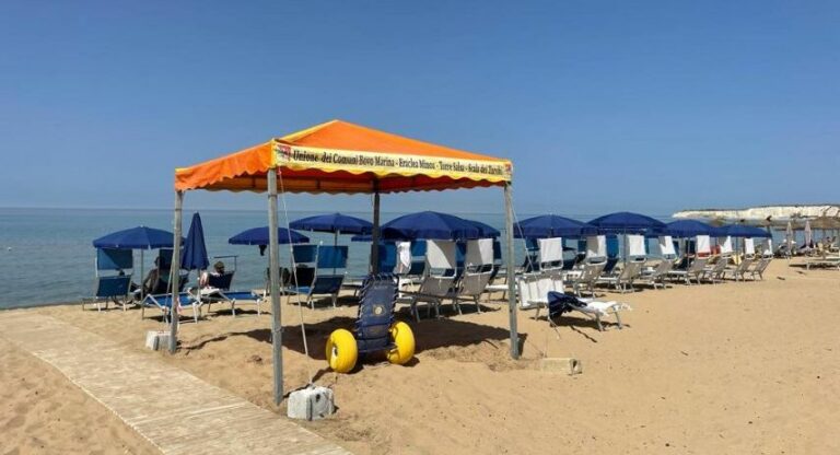Sedia Job e gazebo per persone con disabilità a Bovo Marina (Montallegro) in provincia di Agrigento