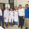 Il Dg Guarneri, il presidente del Cda Cantone, il direttore tecnico Fiorino con l'equipe del laboratorio