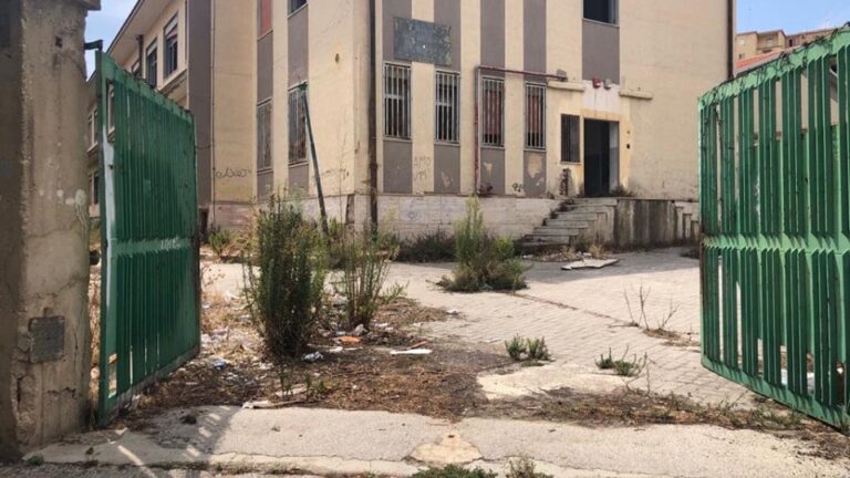 Ex Scuola Media Mendola ingresso cancello distrutta