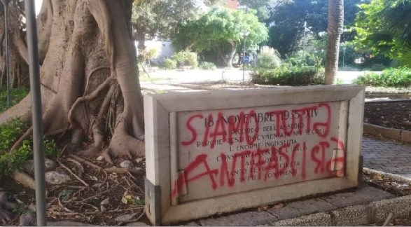 monumento imbrattato