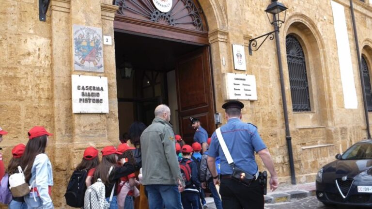 Foto ricordo (studenti Carabinieri per un giorno) (1)