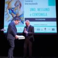 Il Cons d'Ambasciata F Romano riceve il taccuino di Bonn dal sindaco