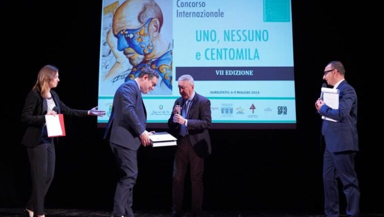 Il Cons d'Ambasciata F Romano riceve il taccuino di Bonn dal sindaco
