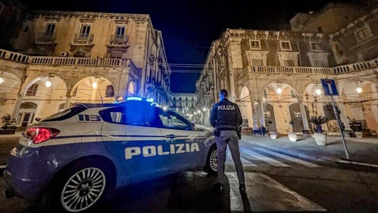 Piazza Mazzini Catania sera Polizia