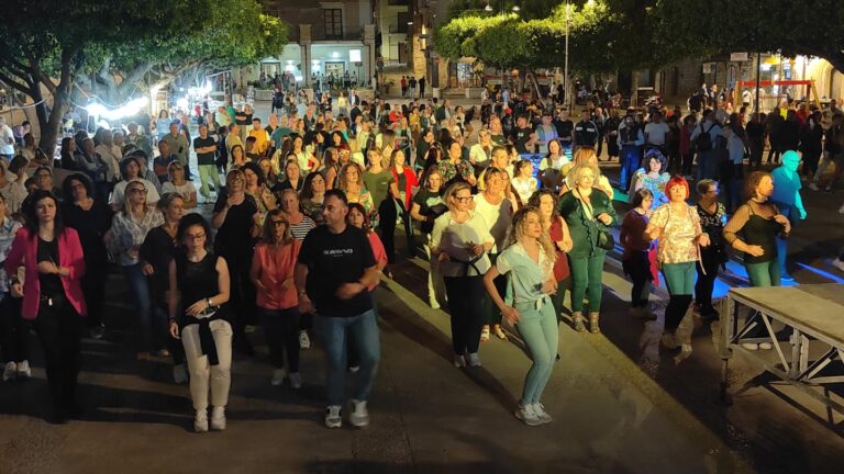 INFIOROSA 2024. Stasera a Favara arriva Carmelo Caccamo con la Signora Santina. Da oggi c’è il tappeto floreale. Ieri la serata balera