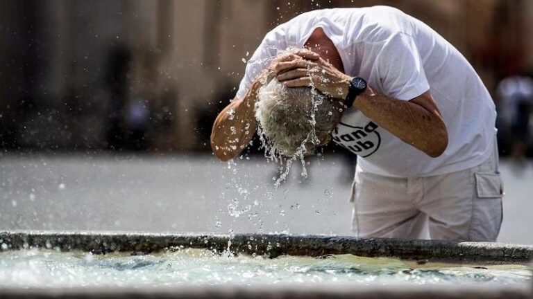 allerta caldo acqua anziano