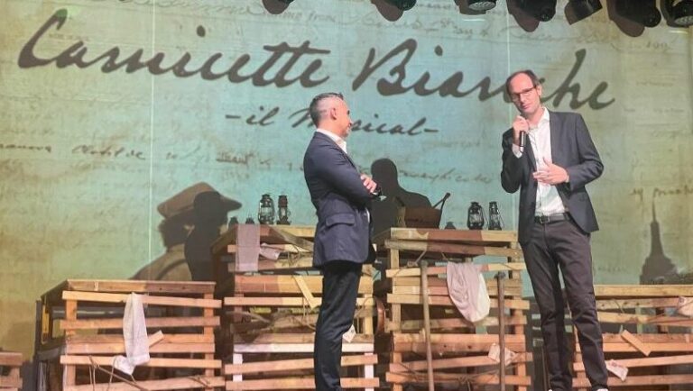 Il sindaco di Lampedusa e il regista Savatteri sul palco - alcuni momento dello spettacolo7bc1fcfc-5096-4829-81c2-17465249b22d