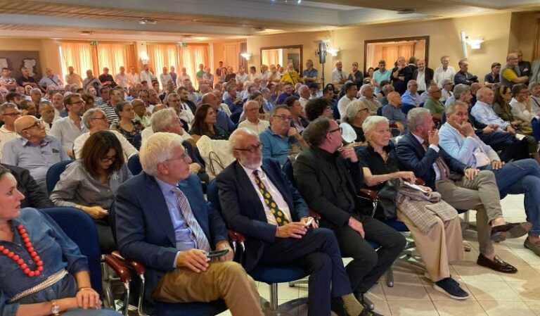 La sala gremita