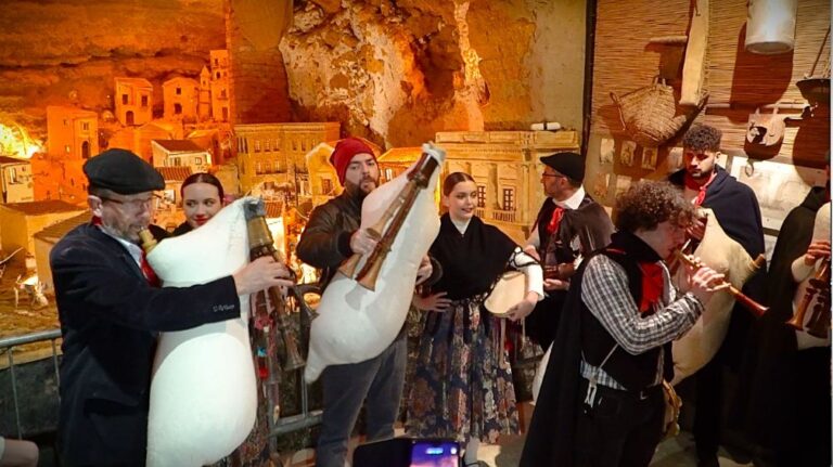 b- La sonata delle zampogne davanti al presepe