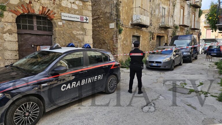 Cortile Cabubbo Favara con Carabinieri Favara