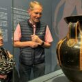 Mostra Vasi Panitteri, sx M. Concetta Parello con dir. Museo Monaco