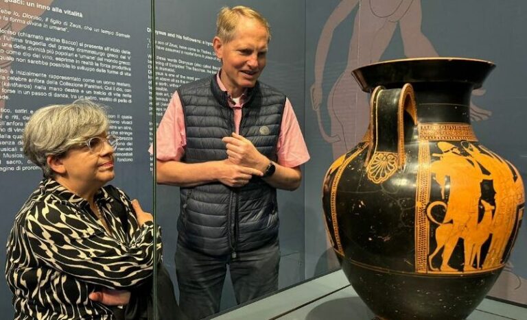 Mostra Vasi Panitteri, sx M. Concetta Parello con dir. Museo Monaco