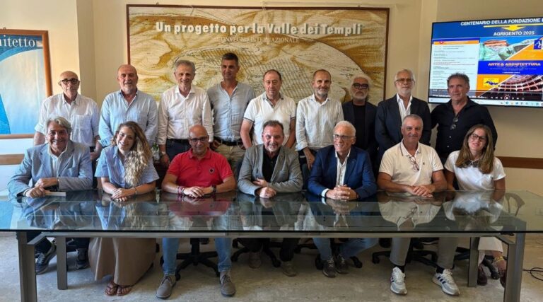 Il neoeletto consiglio della fondazione Architetti nel Mediterraneo con il presidente dell'Ordine Rino La Mendola