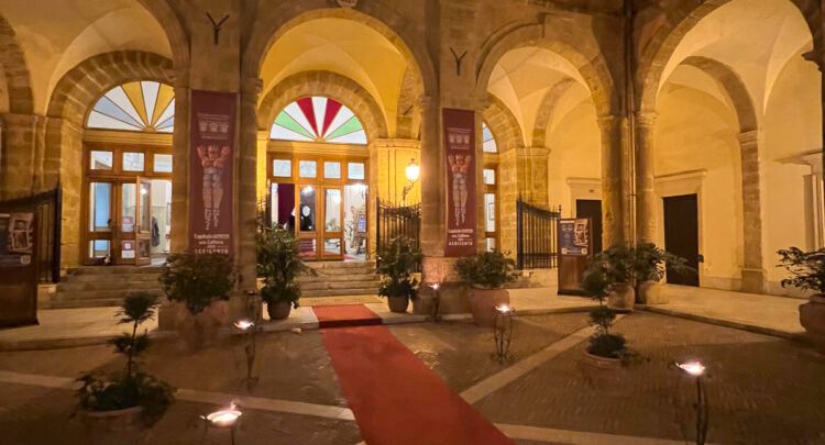 una foto del chiostro del palazzo di città