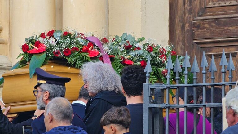 Funerali Marianna Bello 20 ottobre 2025 bara ingresso