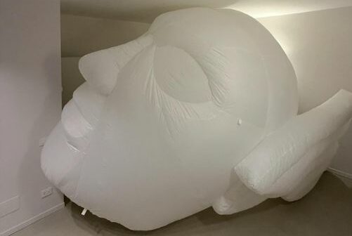 Simone Valsecchi_ I AM I_ AIR_ scultura gonfiabile 3x3m. Testa alata su cui è proiettato il video I AM LOVE