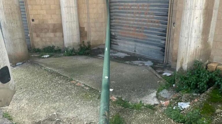 Favara, palo della luce abbattuto in via Italia: rimosso dal Comune