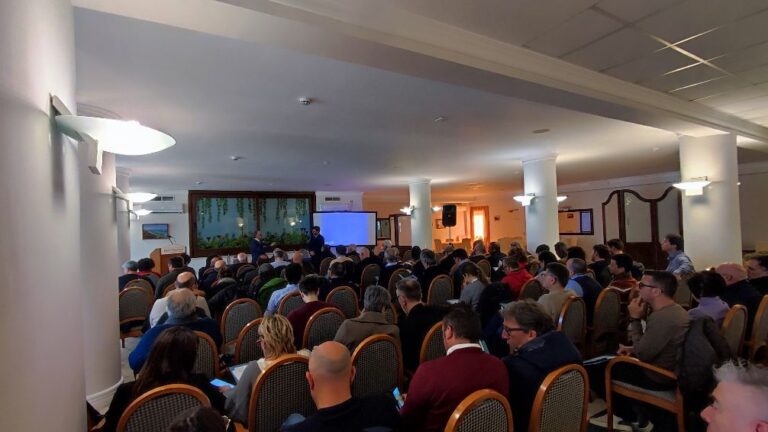 La sala gremita
