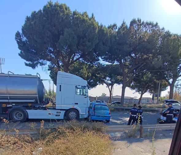 incidente-a-palermo-schianto-tra-tir-e-due-auto-traffico-par