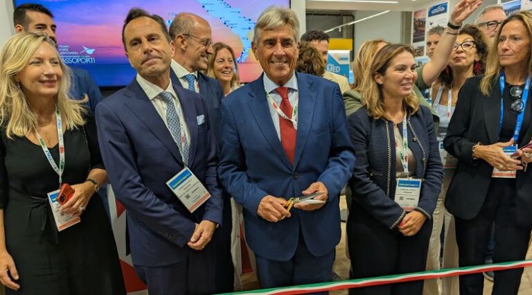 Taglio Nastro Stand CruiseItaly